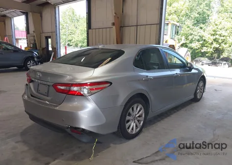 2020 Toyota Camry Le z USA, uszkodzony, nr VIN 4T1C11AK7LU969562